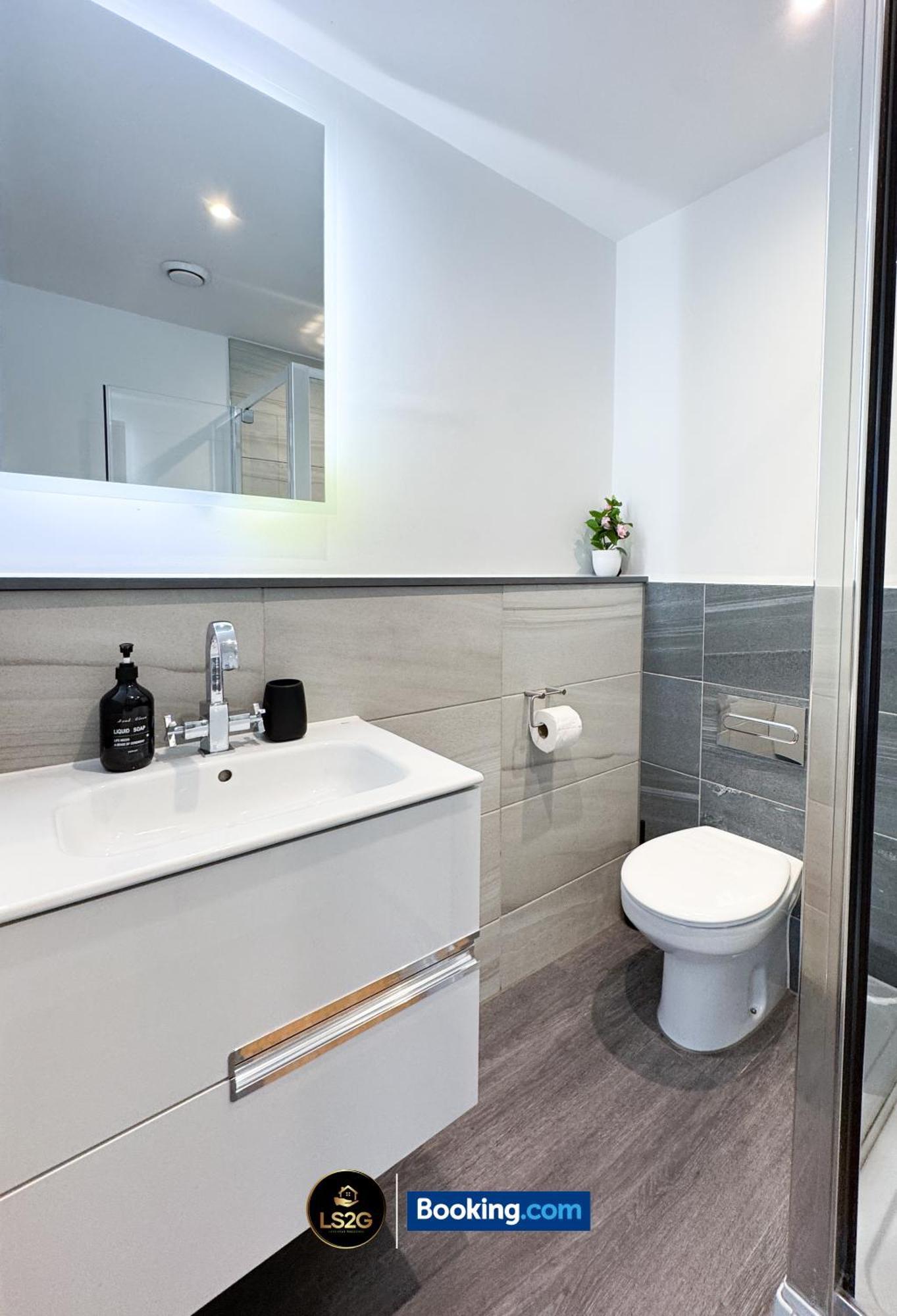 Appartamento Stylish 2 Bedroom By Ls2g Short Lets & Serviced Greater With Free Parking Londra